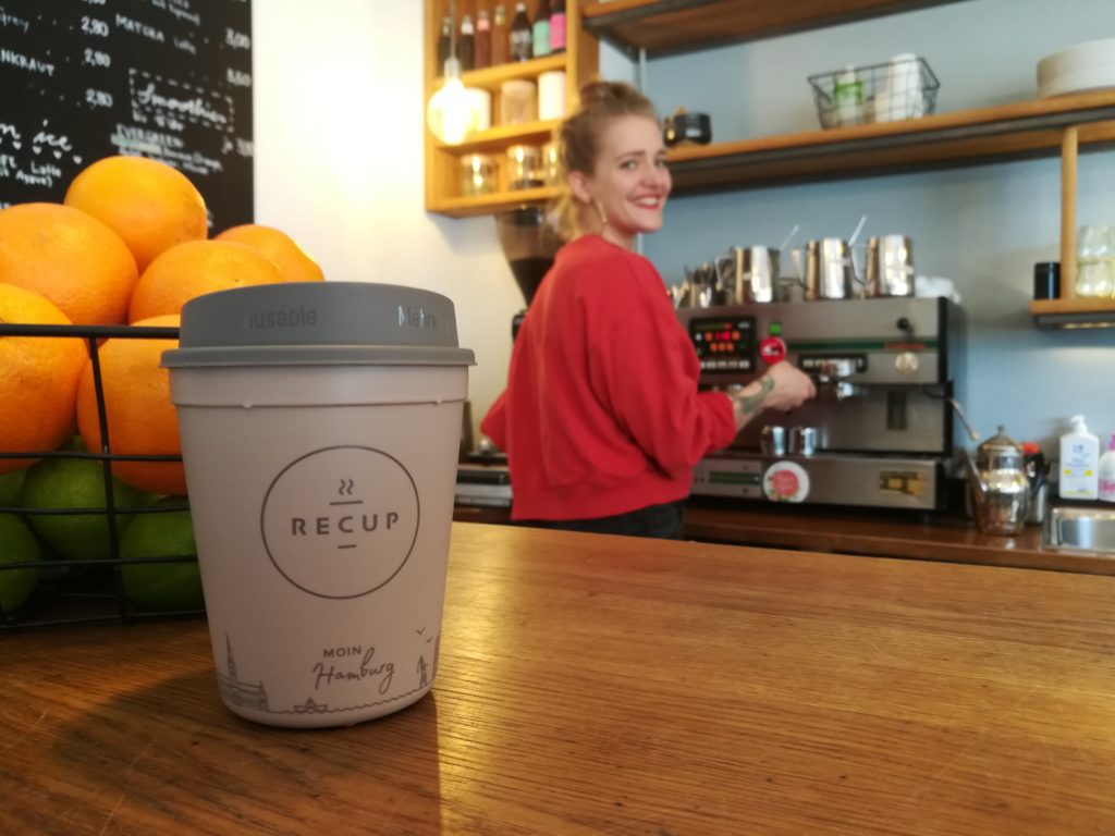Mehrwegbecher mit Deckel RECUP im Café