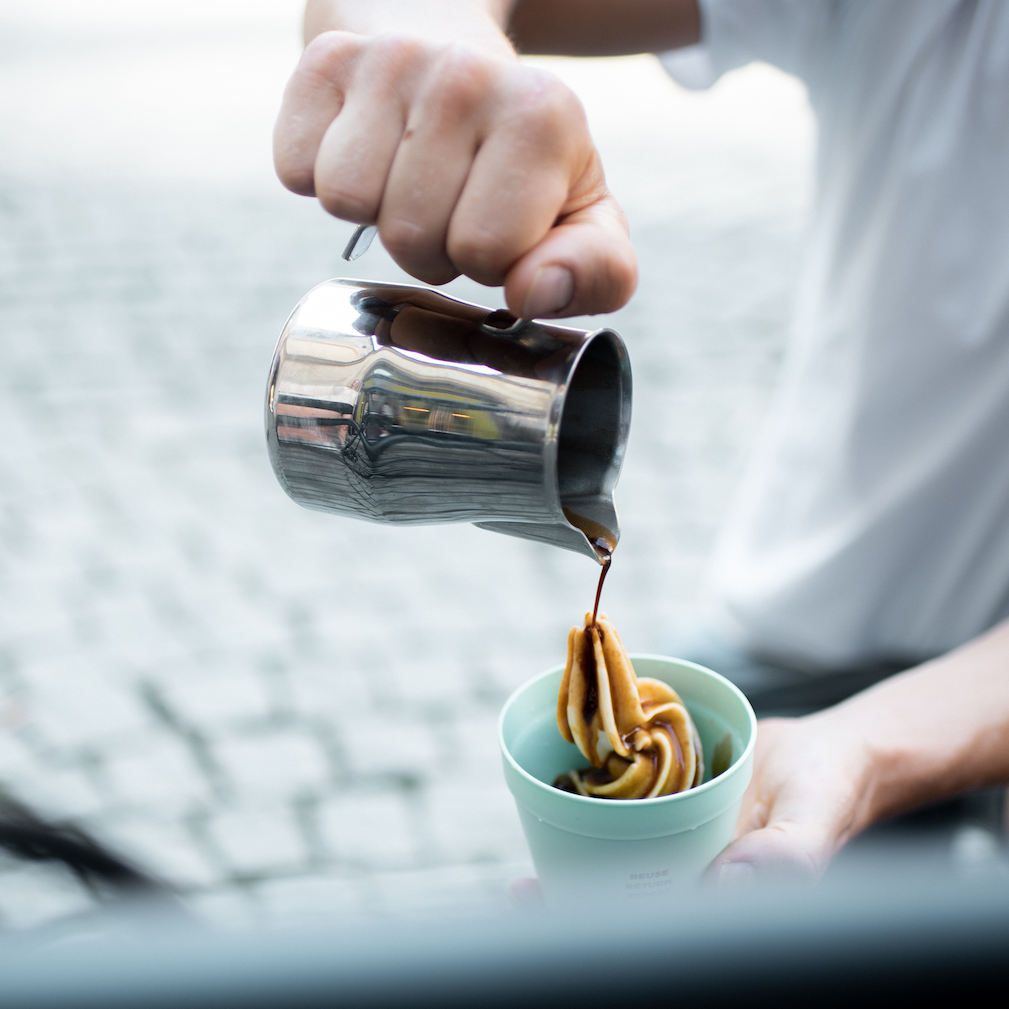 Leckerer Affogato im Mehrweg-Eisbecher von RECUP