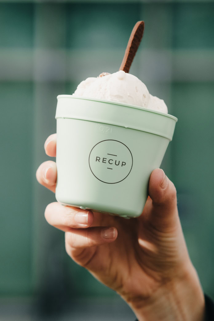 Zwei Kugeln Eis im Mehrweg-Eisbecher