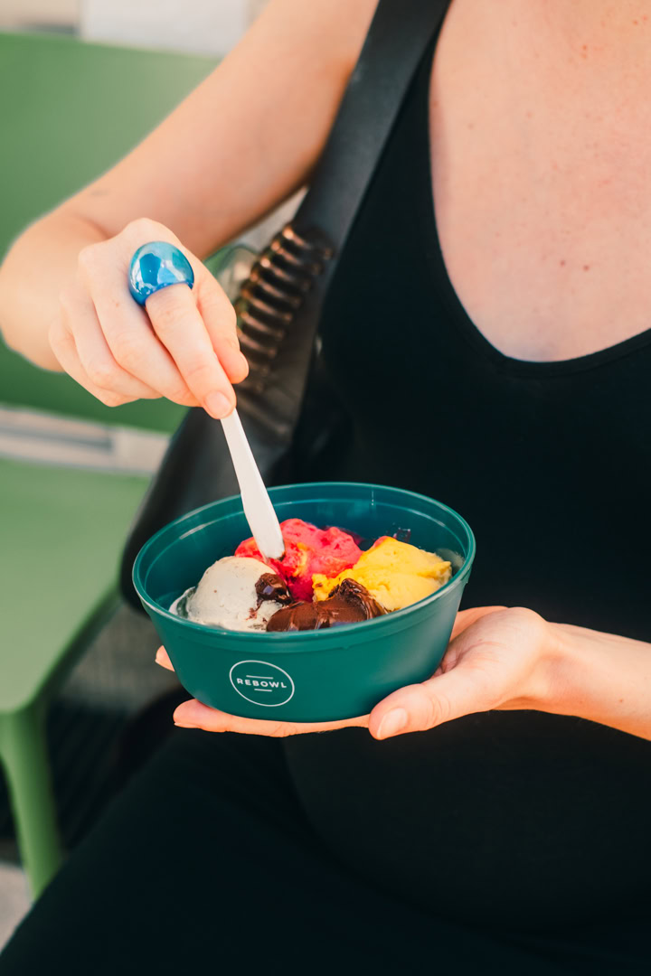 4 Kugeln Eis to-go im Mehrweg-Eisbecher