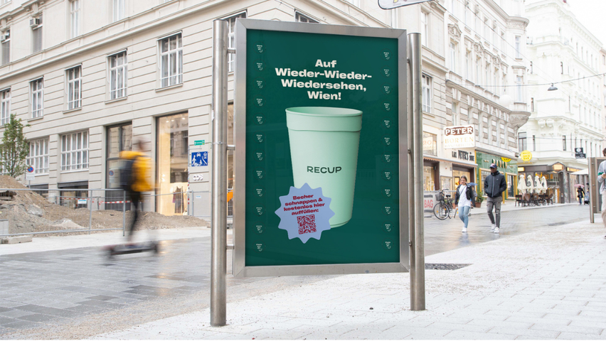 RECUP und OBSCURA Kampagne OOH-Plakat auf der Neubaugasse. Auf wieder-wieder-wiedersehen Wien.